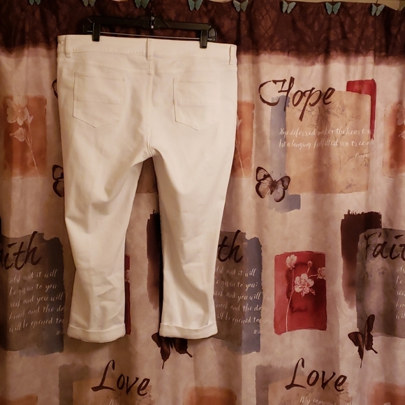 Cuffed Frayed Capris - Picture 2 of 3